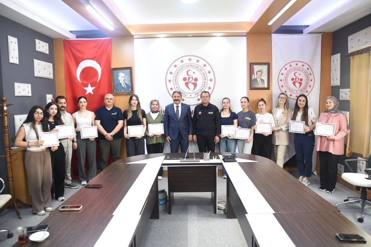 ESKİŞEHİR’DE AFAD GÖNÜLLÜSÜ OLAN VE İLK YARDIM EĞİTİMLERİNİ BAŞARIYLA TAMAMLAYAN ÖĞRENCİLER...