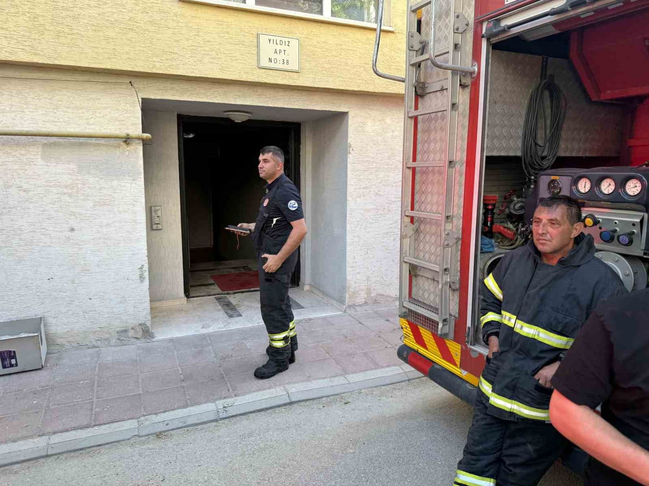 ESKİŞEHİR’DE APARTMAN GİRİŞİNDE ÇIKAN YANGININ DUMANINDAN ETKİLENEN BİNA SAKİNLERİ İTFAİYE...