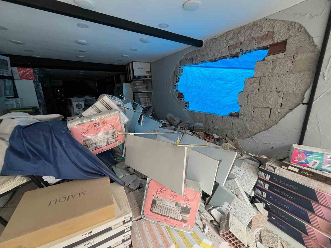 ESKİŞEHİR’DE BİNA YIKIMI SIRASINDA BİTİŞİKTEKİ DÜKKANIN DUVARI DELİNDİ; YIKIM EKİBİNİN BULDUĞU...