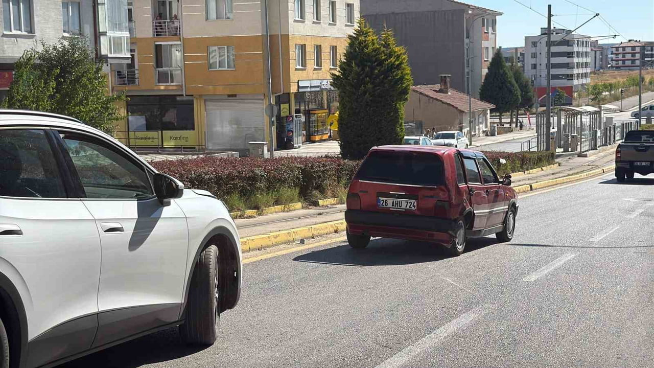 ESKİŞEHİR’DE BİR ARACIN HATALI MANEVRASI NEDENİYLE YAVAŞLAYAN OTOMOBİLE ARKADAN GELEN SUV ÇARPTI....