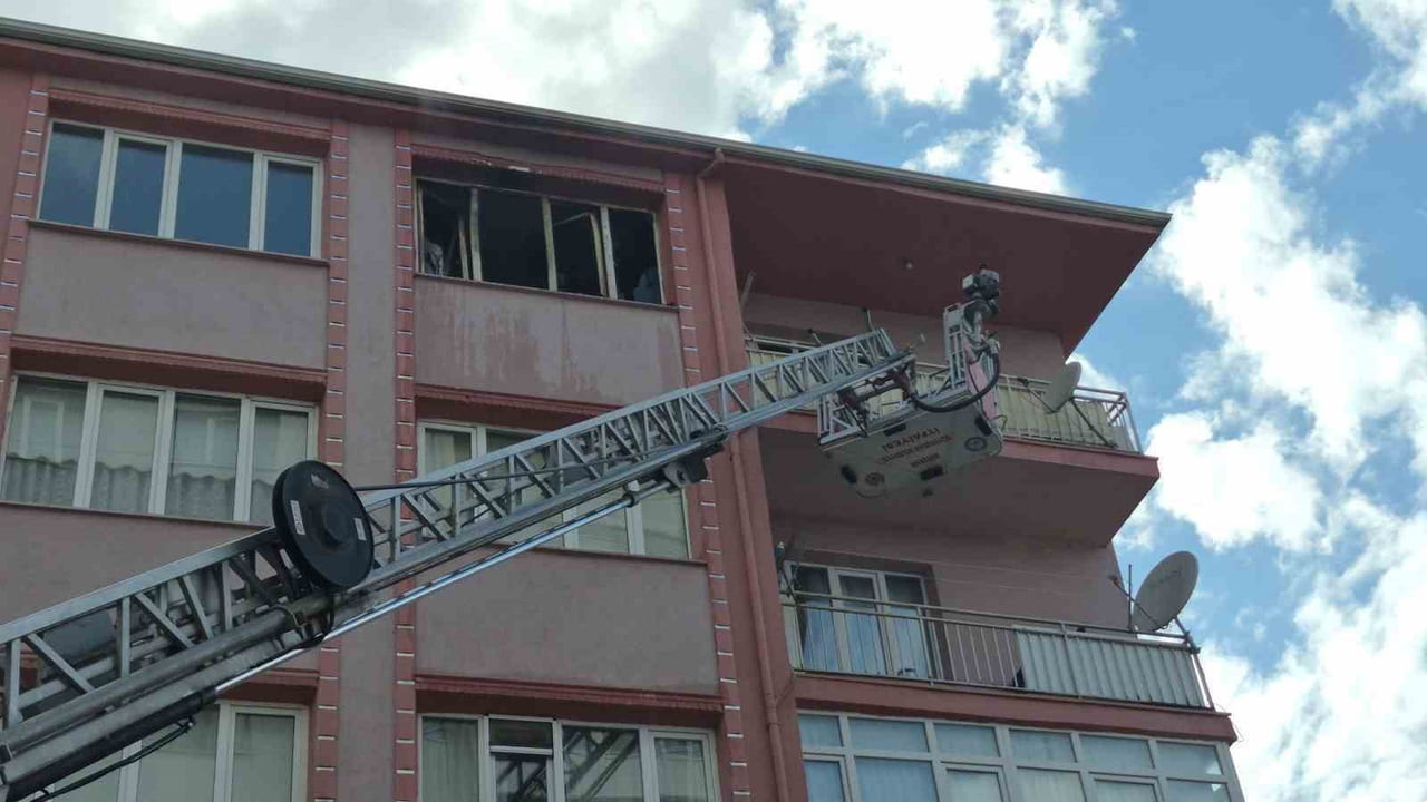 ESKİŞEHİR’DE BİR DAİRENİN YATAK ODASINDA ÇIKAN YANGINDA SÜRÜNEREK KAÇMAYA ÇALIŞAN VE DUMANDAN...