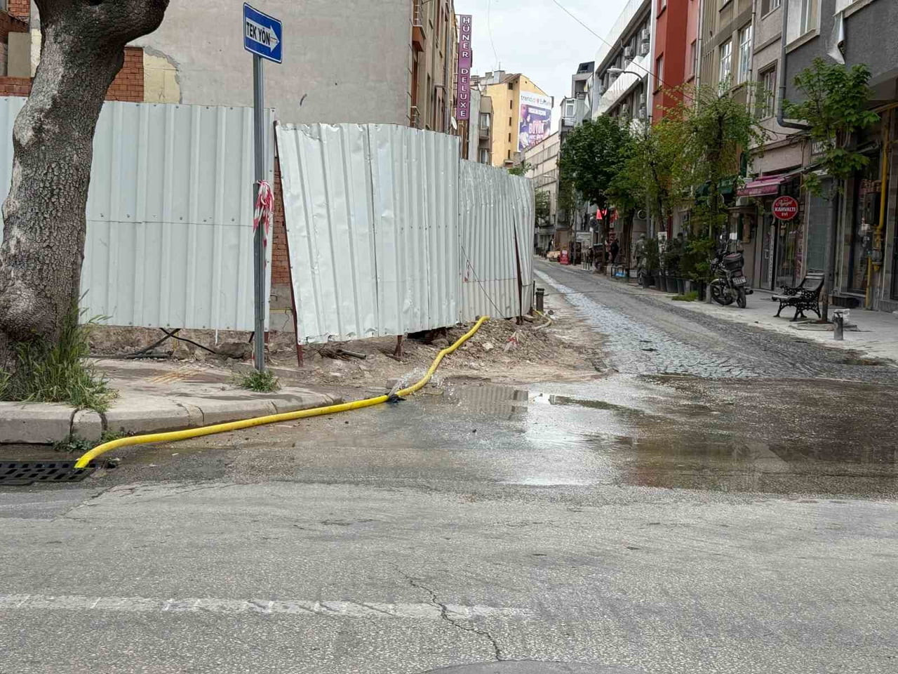 ESKİŞEHİR’DE BİR İNŞAAT SAHASINDA KULLANILAN SU TAHLİYE HORTUMUNUN PATLAMASI SONUCU YOLUN BİR...
