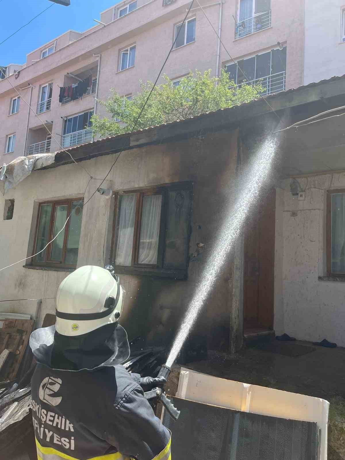 ESKİŞEHİR’DE BİR MÜSTAKİL EVİN ÇATISINDA ÇIKAN YANGIN ESKİŞEHİR BÜYÜKŞEHİR BELEDİYESİ (EBB)...