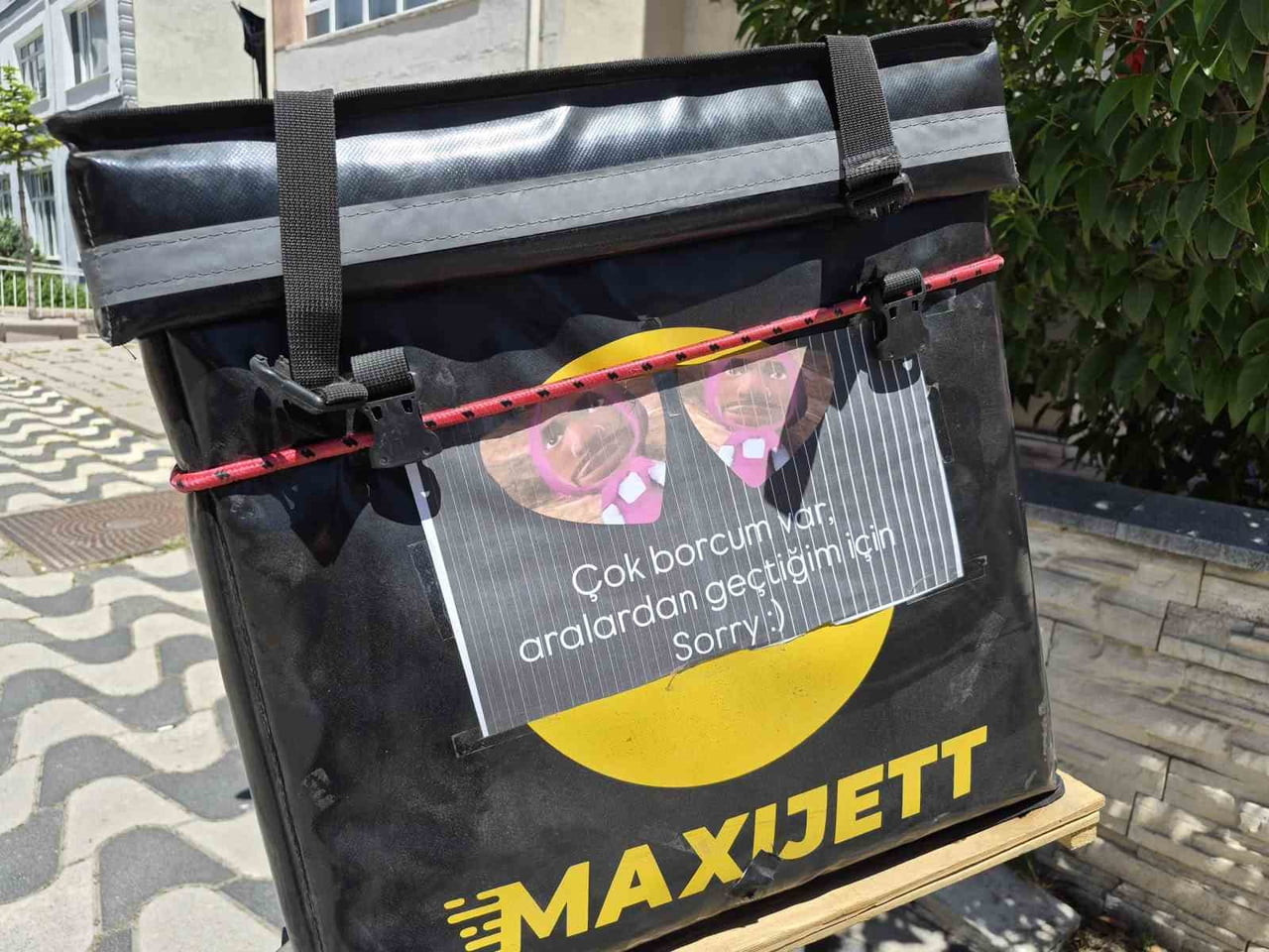 ESKİŞEHİR’DE BORÇLARI NEDENİYLE HIZLI VE RİSKLİ SÜRÜŞLER YAPTIĞINI BELİRTEN BİR MOTOKURYE, SİPARİŞ...