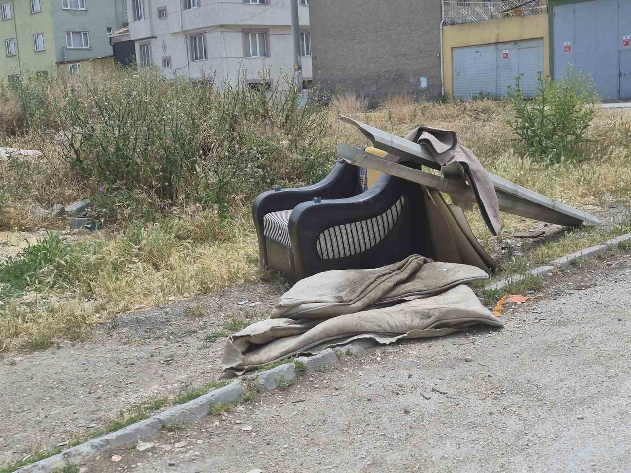 ESKİŞEHİR’DE BOŞ BİR ARAZİYE KİMLİĞİ BELİRSİZ KİŞİ VEYA KİŞİLERCE KOLTUK, KANEPE VE YASTIK GİBİ...