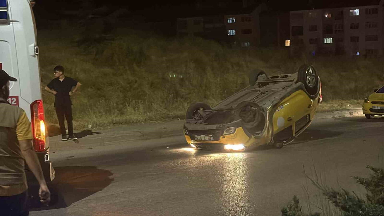 ESKİŞEHİR’DE BULVAR ÜZERİNDE VİRAJI ALAMAYARAK TERS DÖNEN TİCARİ TAKSİDE BULUNAN İKİ YOLCU...