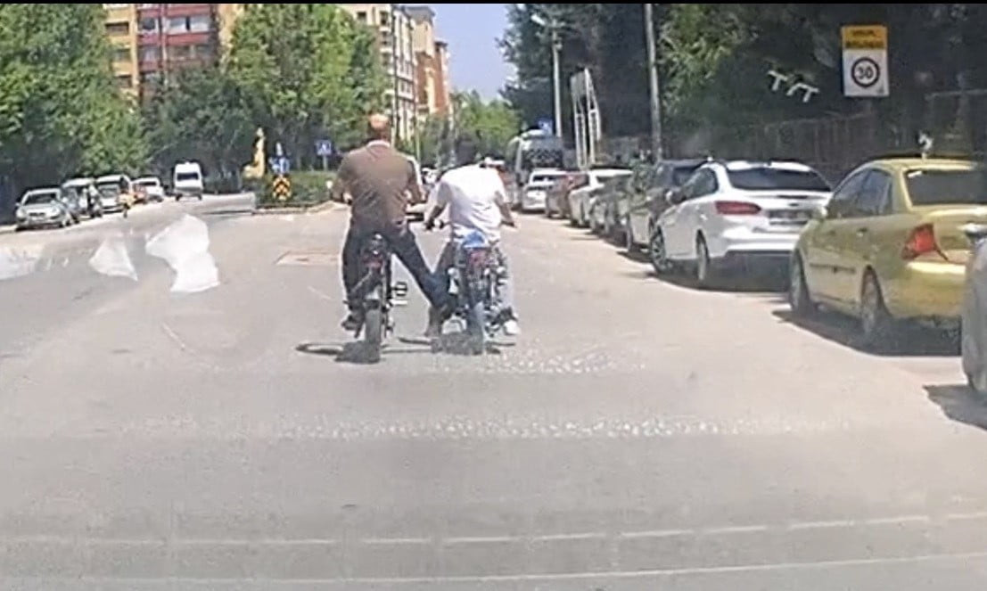 ESKİŞEHİR’DE CADDE ÜZERİNDE BİR ELEKTRİKLİ BİSİKLETLE İTİLEREK İLERLETİLEN MOTOSİKLET ARAÇ İÇİ...