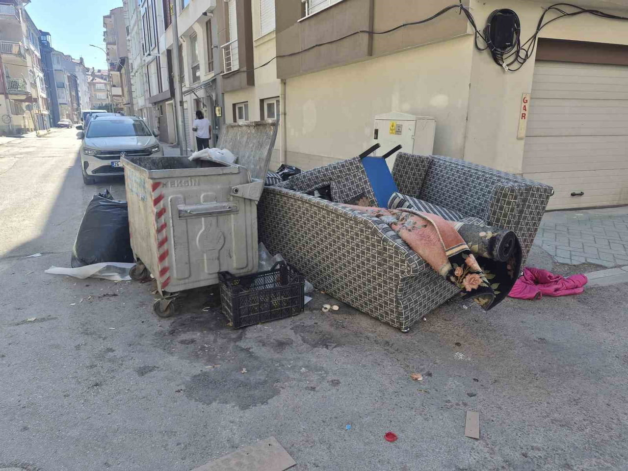 ESKİŞEHİR’DE ÇÖP KONTEYNERLERİNİN ÇEVRESİNE BIRAKILAN VE KONTEYNERE SIĞMAYAN KOLTUK MİNDERİ GİBİ...