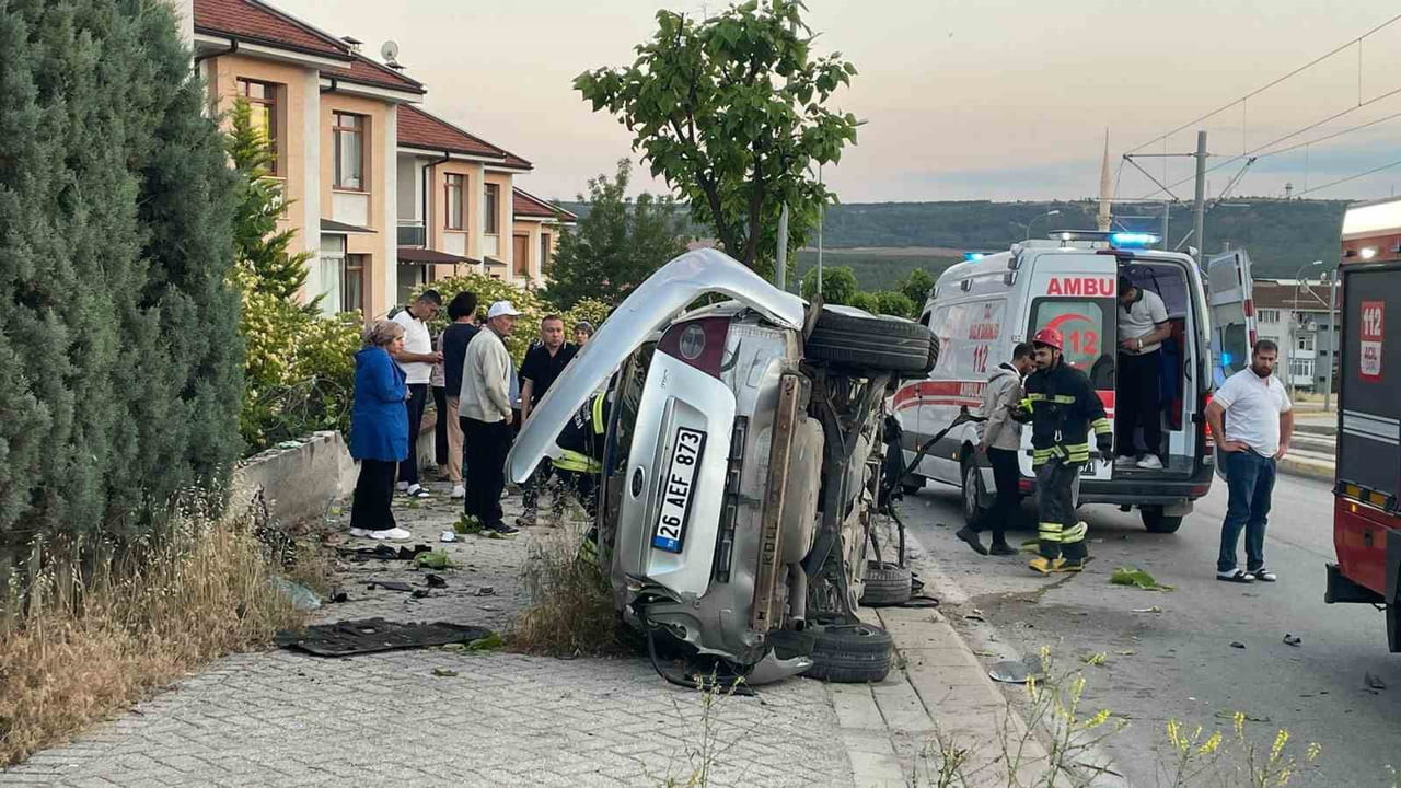 ESKİŞEHİR’DE DİREKSİYON HAKİMİYETİ KAYBOLAN VE SAVRULAN ARAÇ HURDAYA DÖNERKEN 19 YAŞINDAKİ SÜRÜCÜ...