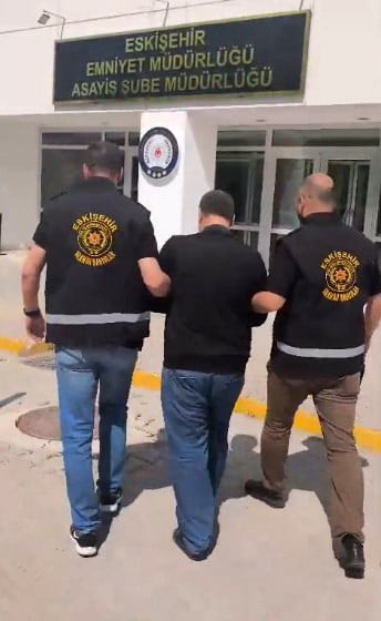 ESKİŞEHİR’DE DOLANDIRICILIK SUÇUNDAN 24 YIL 6 AY HAPİS CEZASI BULUNAN VE 9 YILDIR KAÇAN ŞÜPHELİ...