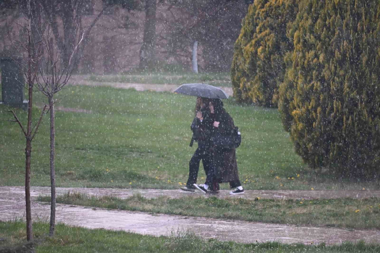 ESKİŞEHİR’DE ETKİLİ OLAN NİSAN YAĞMURLARI, ANADOLU ÜNİVERSİTESİ'NDE RENKLİ GÖRÜNTÜLER...