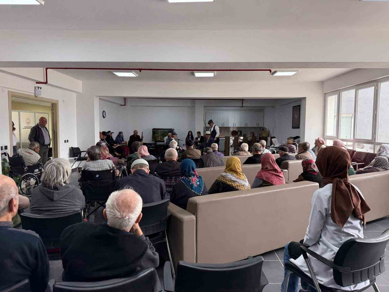 ESKİŞEHİR’DE FETHİ YILMAZ SEZER HUZUREVİ'NDE KONAKLAYAN YAŞLILAR İÇİN TİYATRO GÖSTERİSİ...