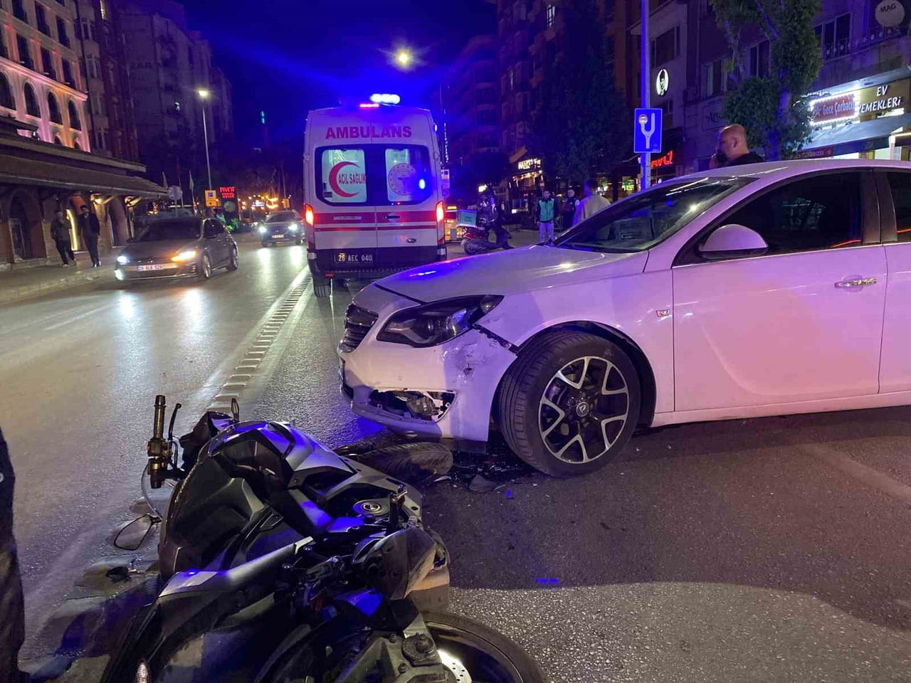 ESKİŞEHİR’DE GECE SAATLERİNDE AKARYAKIT İSTASYONUNDAN ÇIKAN OTOMOBİLİN MOTOSİKLETE ÇARPMASI SONUCU...