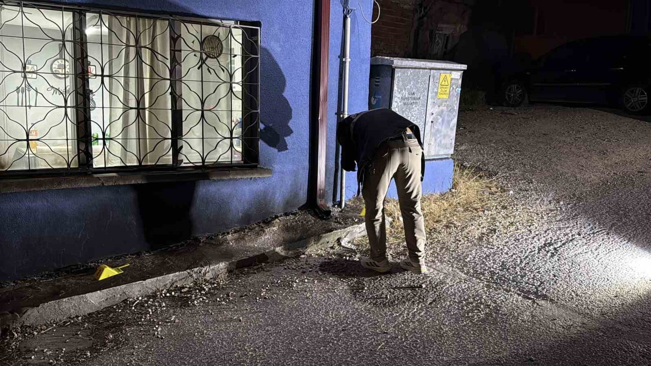ESKİŞEHİR’DE GECE SAATLERİNDE KİMLİĞİ BELİRSİZ KAR MASKELİ ŞAHIS, MÜSTAKİL BİR EVİN ÖNÜNE YANICI...