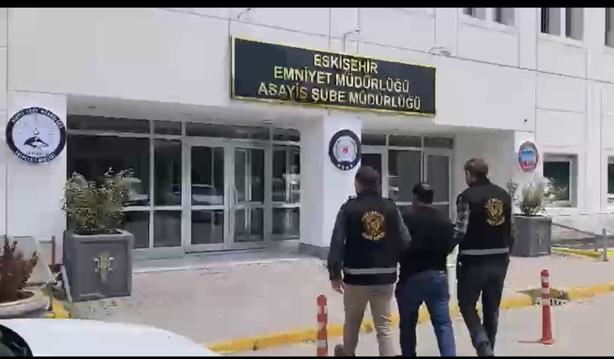 ESKİŞEHİR’DE HAKKINDA ÇEŞİTLİ SUÇLARDAN HAPİS CEZASI İLE ARANAN 4 ŞAHIS POLİS TARAFINDAN...