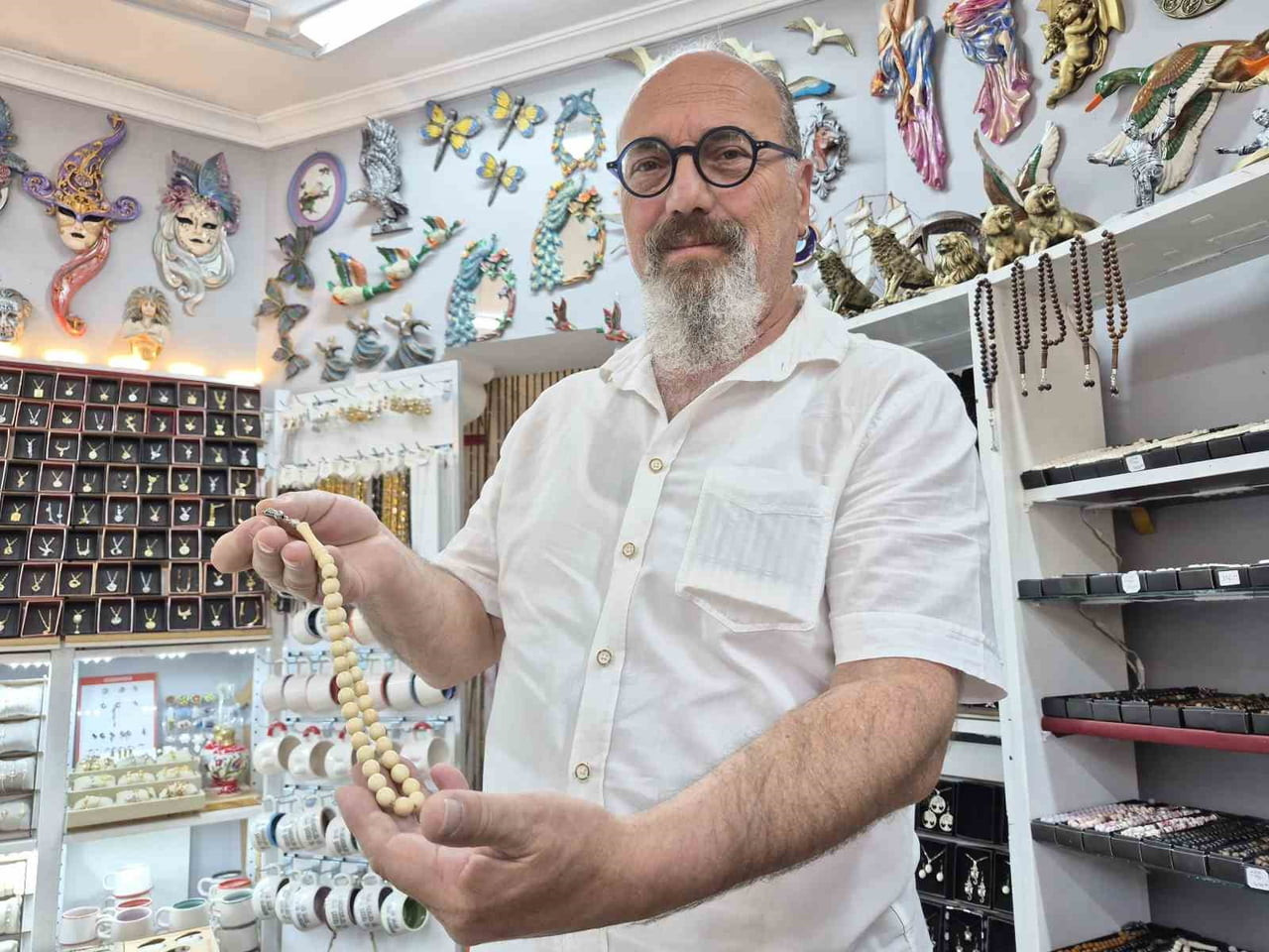 ESKİŞEHİR’DE HEDİYELİK EŞYA DÜKKANI İŞLETEN YURTTEKİN KARAGÜL, BABALAR GÜNÜ’NDE ANNELER GÜNÜ’NE...