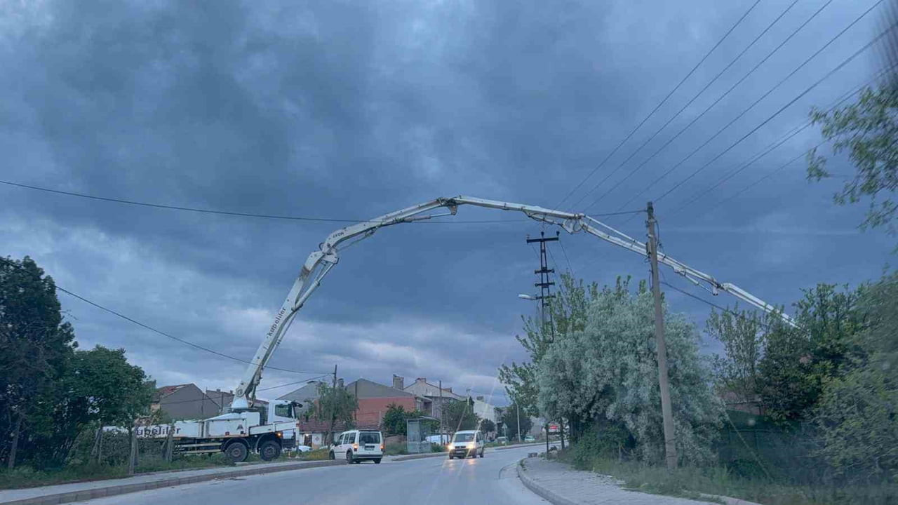ESKİŞEHİR’DE HİÇBİR UYARICI LEVHA OLMADAN BİR ARA SOKAKTAN BULUNAN BETON POMPASI İLE BULVARIN...