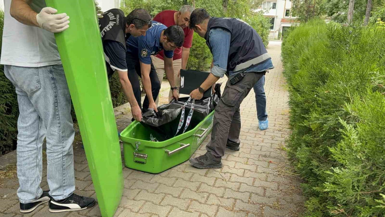 ESKİŞEHİR’DE KİMLİĞİ OLMADIĞI TESPİT EDİLEN VE EVİNDE HAYATINI KAYBEDEN KADININ ÖLÜMÜ İÇİN...