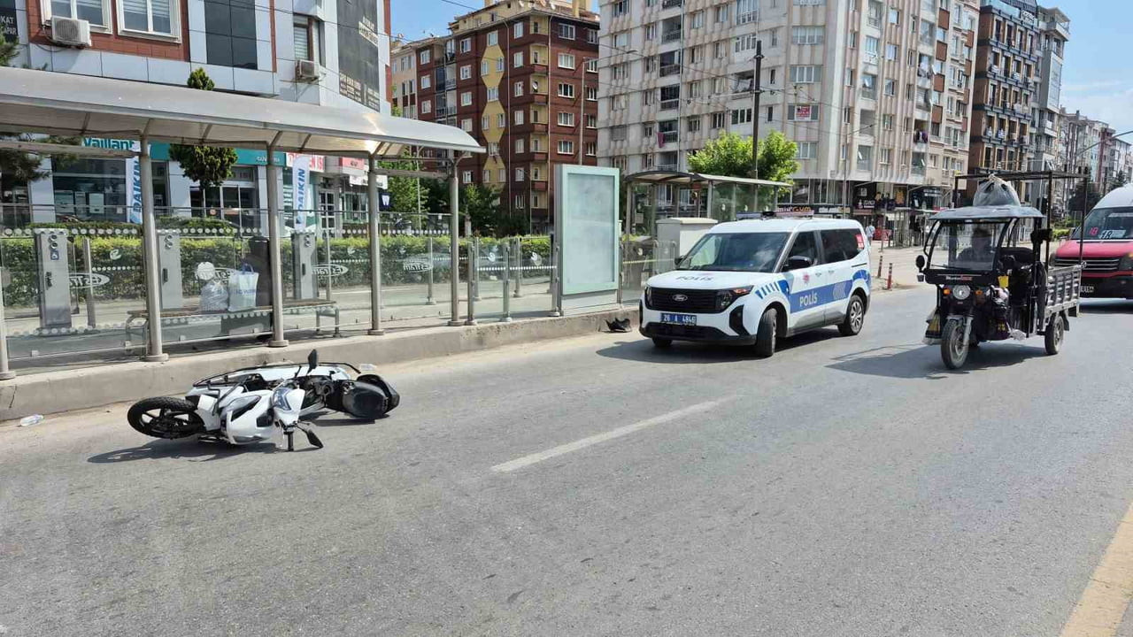 ESKİŞEHİR’DE KIRMIZI IŞIK İHLALİ YAPAN MOTOSİKLETİN YAYAYA ÇARPMASI İLE MEYDANA GELEN KAZADA, 2...