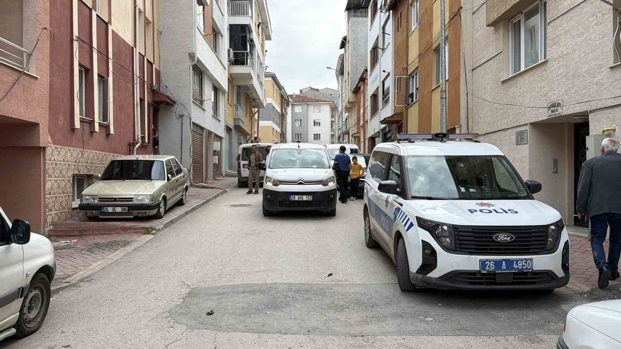 ESKİŞEHİR’DE KOMBİ BAKIMINA GİTTİĞİ BİR EVİN SAHİBİ VE KOMŞUSUYLA KAVGA EDEN KOMBİ TEKNİSYENİ...