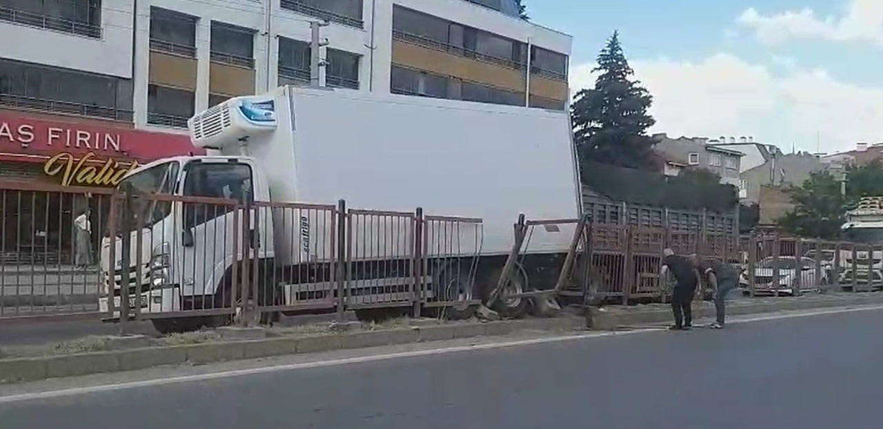ESKİŞEHİR’DE MARKETE GİREN SÜRÜCÜNÜN EL FRENİNİ ÇEKMEDİĞİ KAMYON KAYARAK AKAN TRAFİĞİN ARASINA...