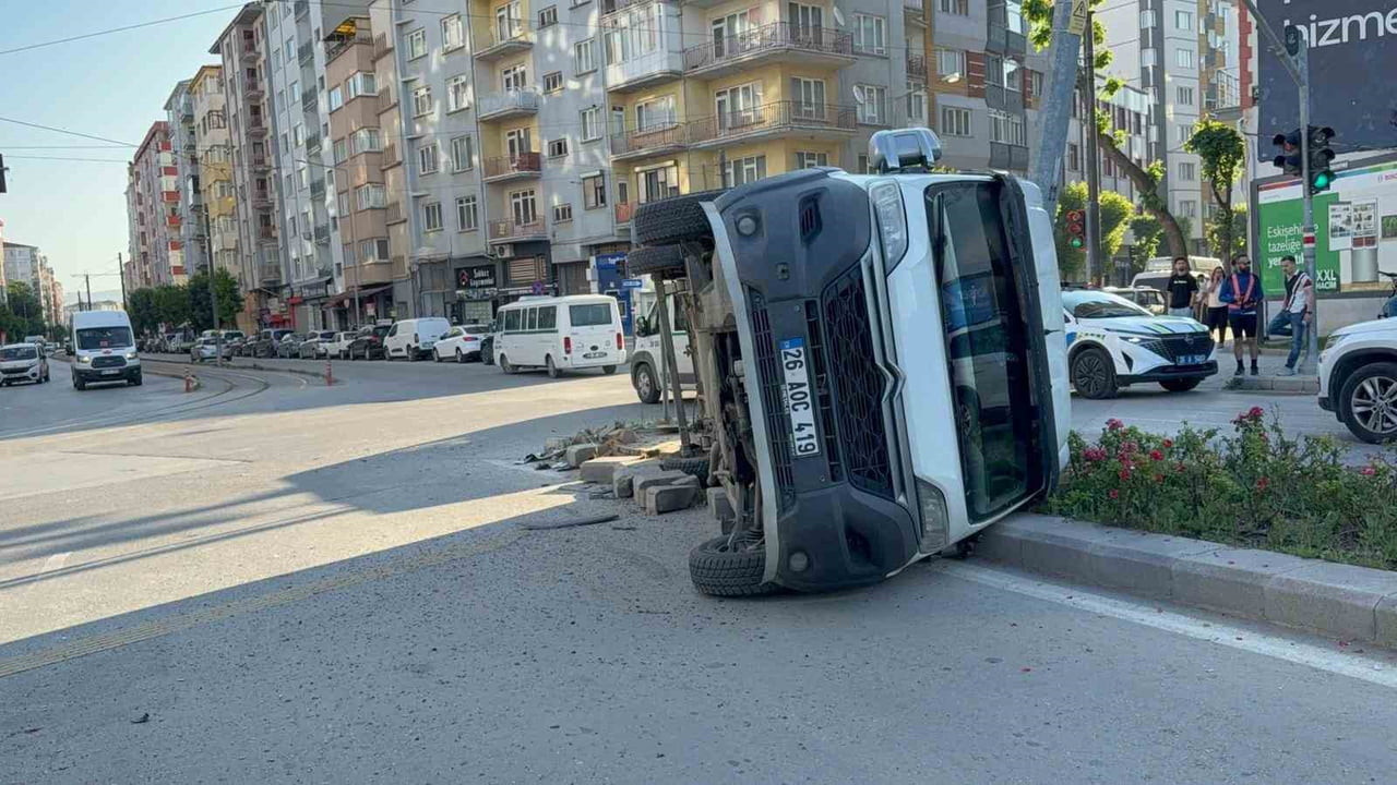 ESKİŞEHİR’DE MİDİBÜSÜN ÇARPTIĞI SERVİS AYDINLATMA DİREĞİNE ÇARPIP YAN YATARKEN, KAZADA ŞANS ESERİ...