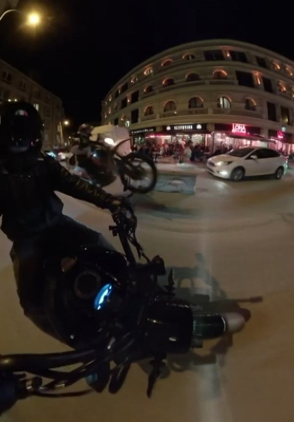 ESKİŞEHİR’DE MOTOSİKLETİNİN ÖNÜNÜ KALDIRARAK SOSYAL MEDYADA PAYLAŞIM YAPAN ŞAHSIN GÖRÜNTÜLERİNİ...