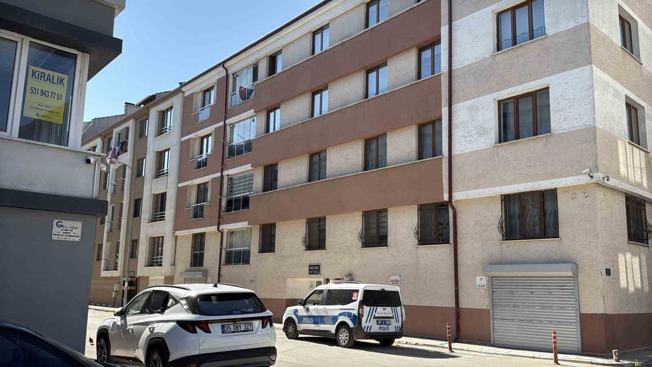 ESKİŞEHİR’DE MÜRSEL ERKENDEN HABER ALINAMAYAN VE DAİRESİNİN KÖTÜ KOKULARI GELEN 77 YAŞINDAKİ...