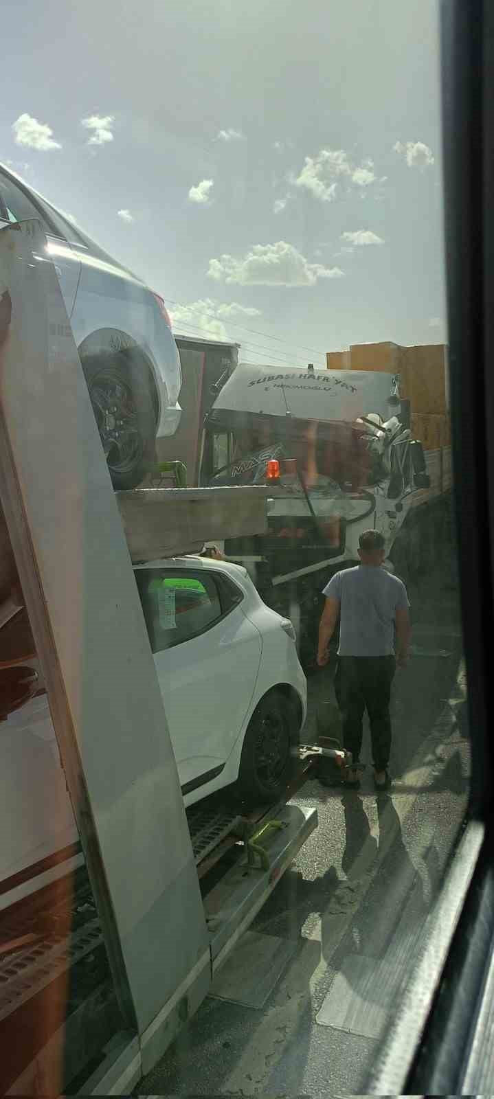 ESKİŞEHİR’DE OTOMOBİL YÜKLÜTIRA ARKADAN ÇARPAN TIRIN SÜRÜCÜSÜ YARALANDI.
