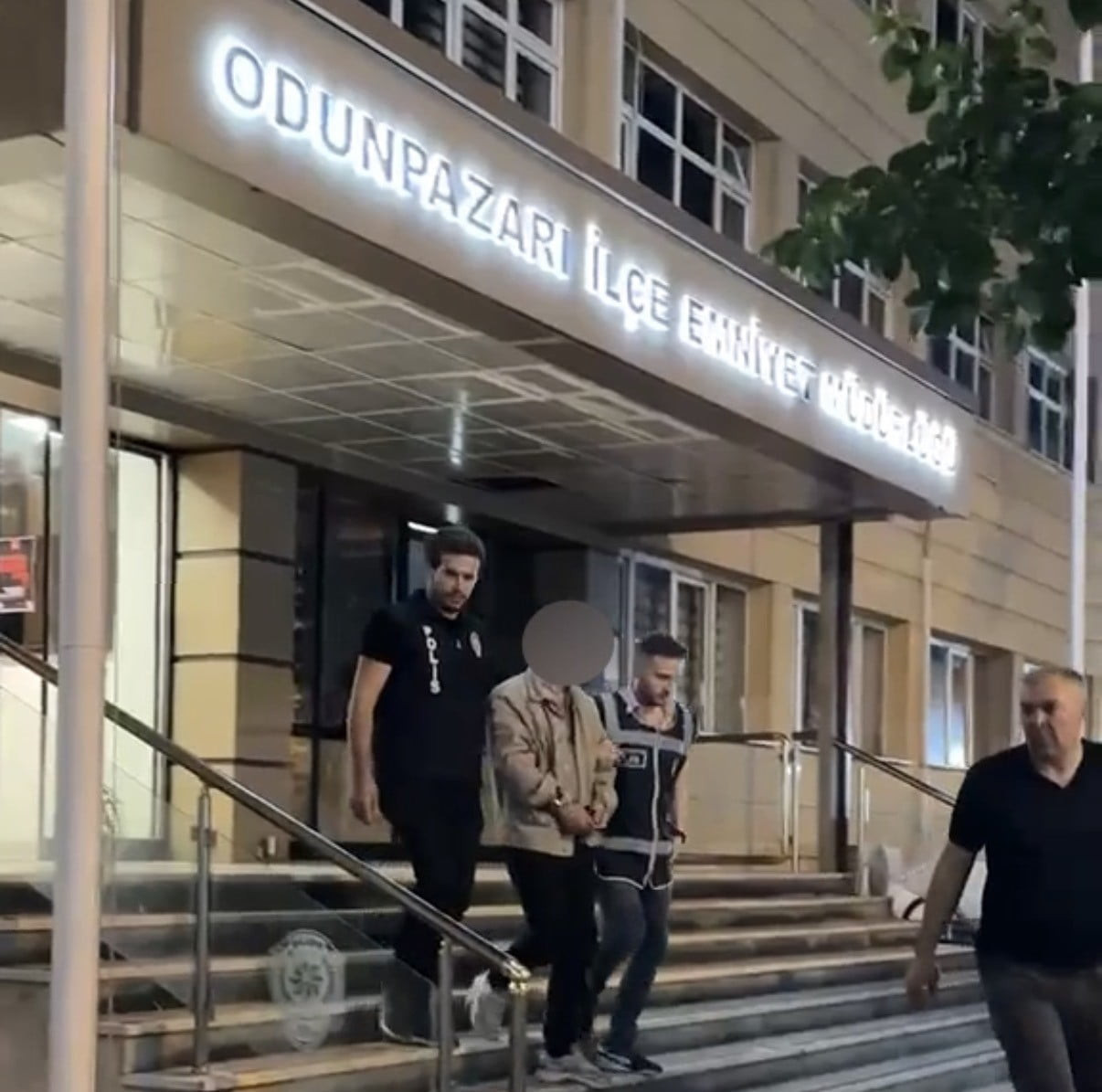 ESKİŞEHİR’DE "HÜKÜMLÜ VEYA TUTUKLUNUN KAÇMASI" VE BİRDEN FAZLA SUÇTAN ARANAN 26 YIL 7 AY HAPİS...
