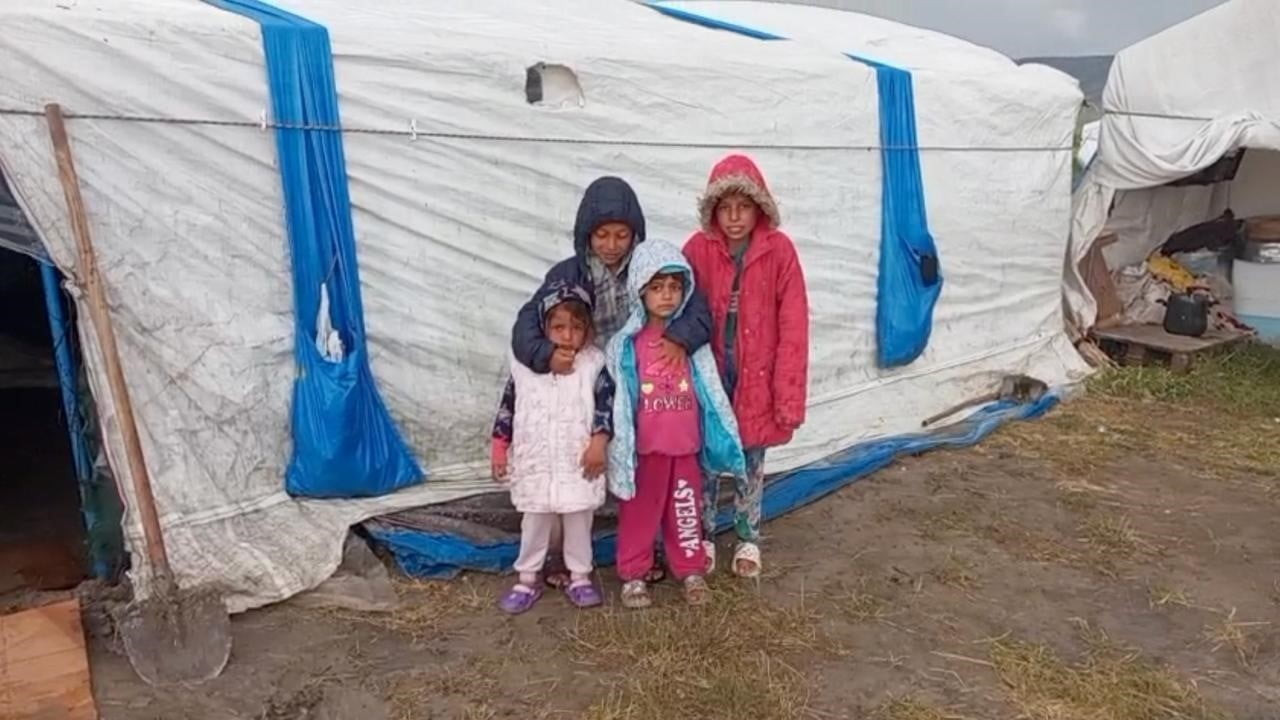 ESKİŞEHİR’DE SAĞANAK YAĞMURUN SONRASINDA MEVSİMLİK İŞÇİLERİN BARINDIĞI ÇADIRLARI SU BASARKEN...