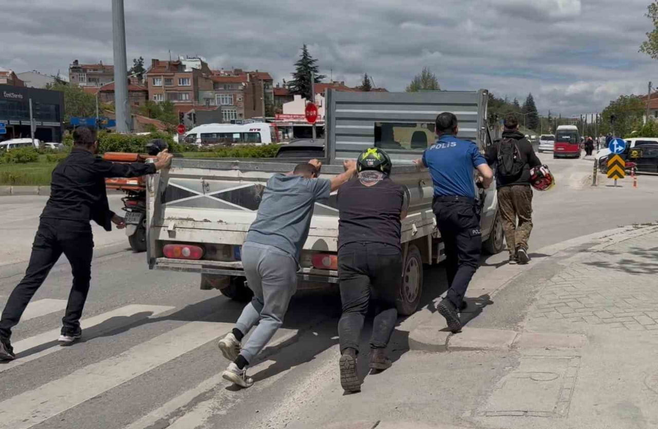 ESKİŞEHİR’DE, SIKIŞIK TRAFİKTE BOZULAN KAMYONETİ POLİS VE DİĞER SÜRÜCÜLER İTEREK...