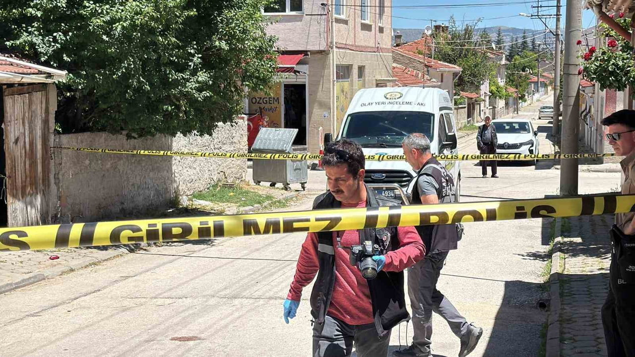 ESKİŞEHİR’DE SOKAKTA YÜRÜRKEN GERİ GERİ GELEN ARACIN ÇARPMASI İLE SONUCU AĞIR YARALANAN 86...