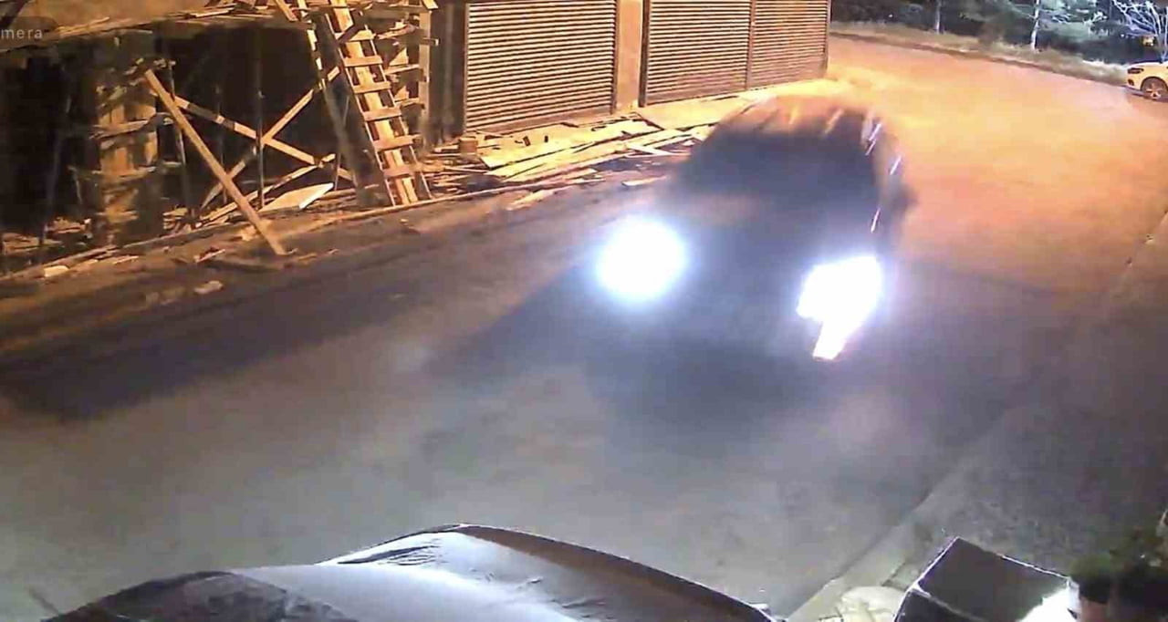 ESKİŞEHİR’DE SÜRÜCÜSÜNÜN KONTROLÜNDEN ÇIKAN OTOMOBİLİN PARK HALİNDEKİ BİR ARACA VE MOTOSİKLETİ...