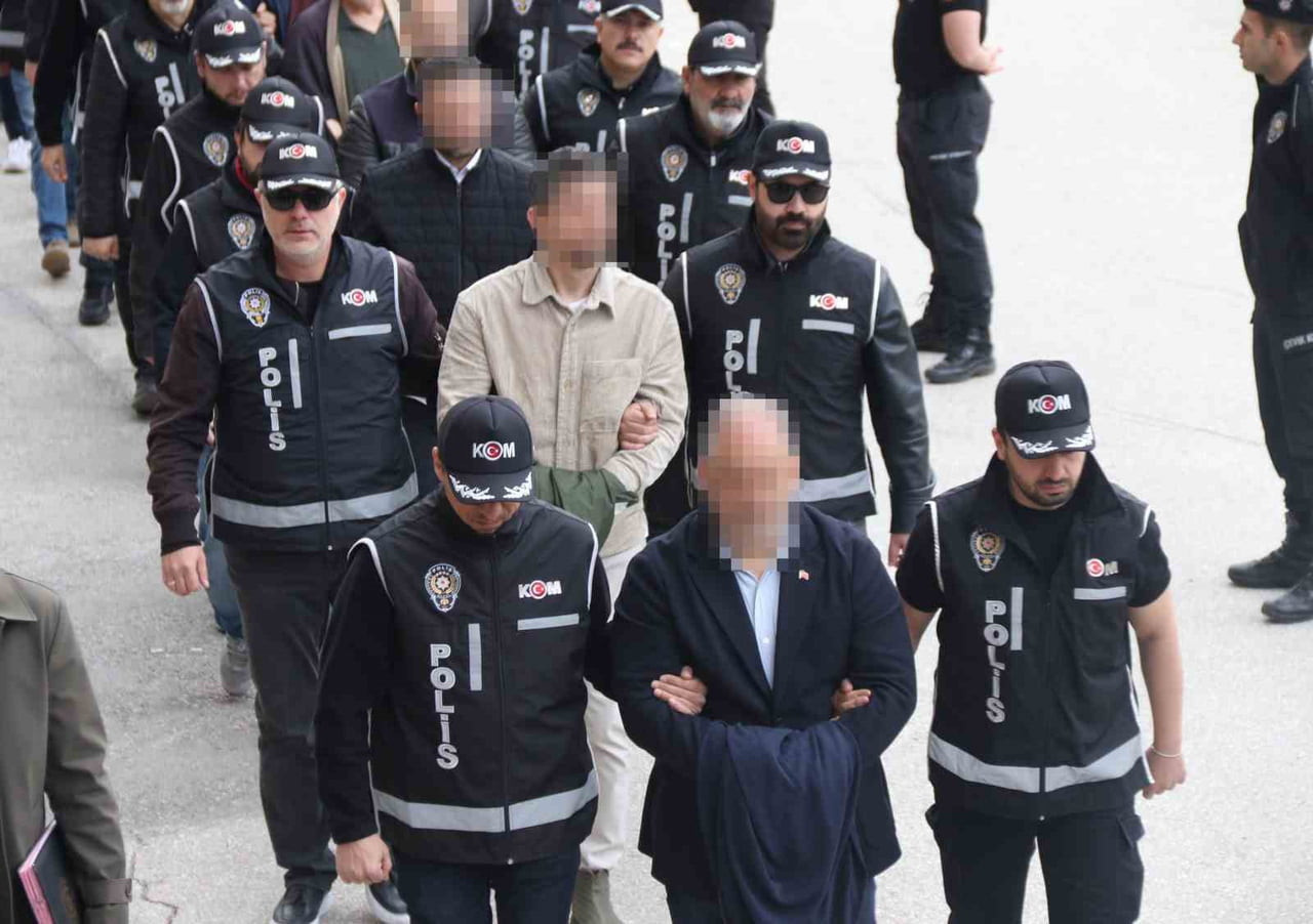 ESKİŞEHİR’DE TEPEBAŞI BELEDİYESİ’NE YÖNELİK YAPILAN OPERASYONDA ADLİYEYE SEVK EDİLEN 25 ŞÜPHELİDEN...