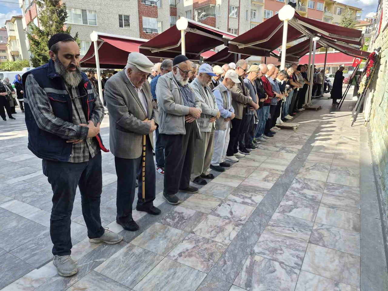 ESKİŞEHİR’DE TERS YÖNDE SEYREDEN ARACIN ÇİĞNEDİĞİ GENÇ KADIN SON YOLCULUĞUNA UĞURLANIRKEN, SÜRÜCÜ...