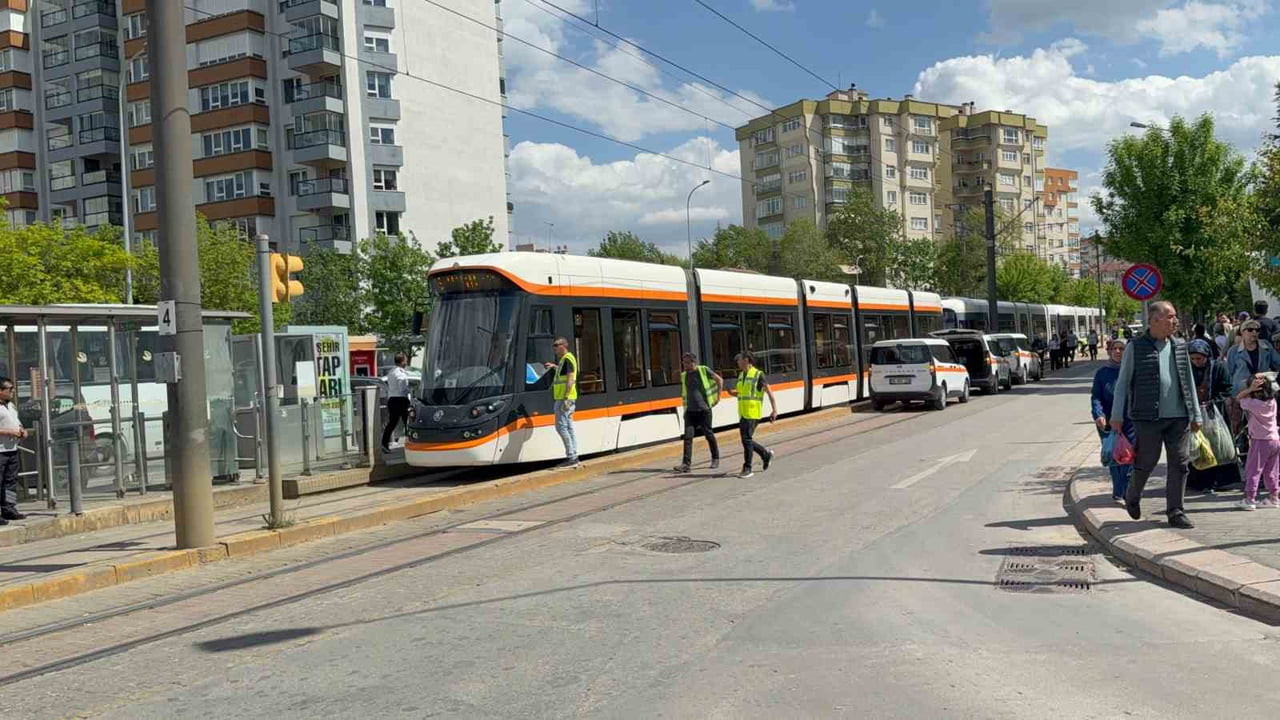 ESKİŞEHİR’DE TRAMVAYLARA ELEKTRİK SAĞLAYAN KATENER TELİNİN KOPARAK ÇEVREDEKİ VATANDAŞLARIN ÜZERİNE...