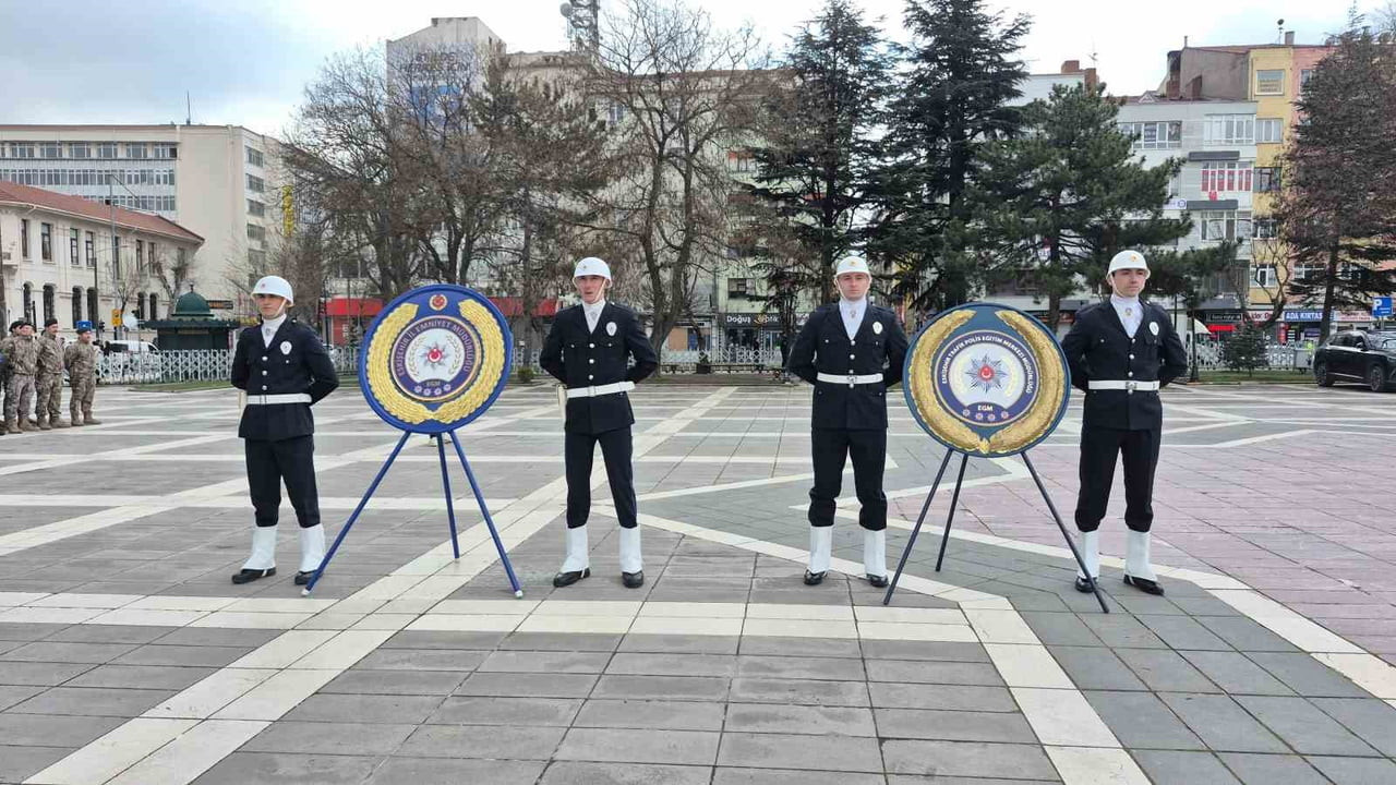 ESKİŞEHİR’DE TÜRK POLİS TEŞKİLATI’NIN 181'İNCİ KURULUŞ YIL DÖNÜMÜ ÇERÇEVESİNDE ÇELENK SUNMA TÖRENİ...