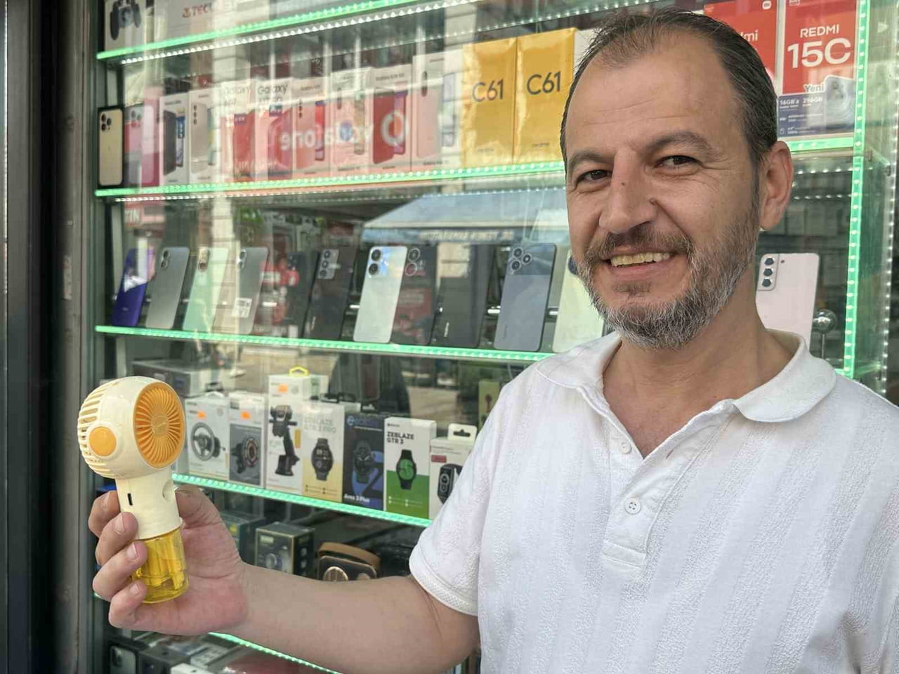 ESKİŞEHİR’DE  UZUN YILLARDAN BERİ ESNAFLIK YAPAN KUBİLAY ÖRÇÜN YAZ AYLARINDA BUNALTICI SICAKLARDAN...