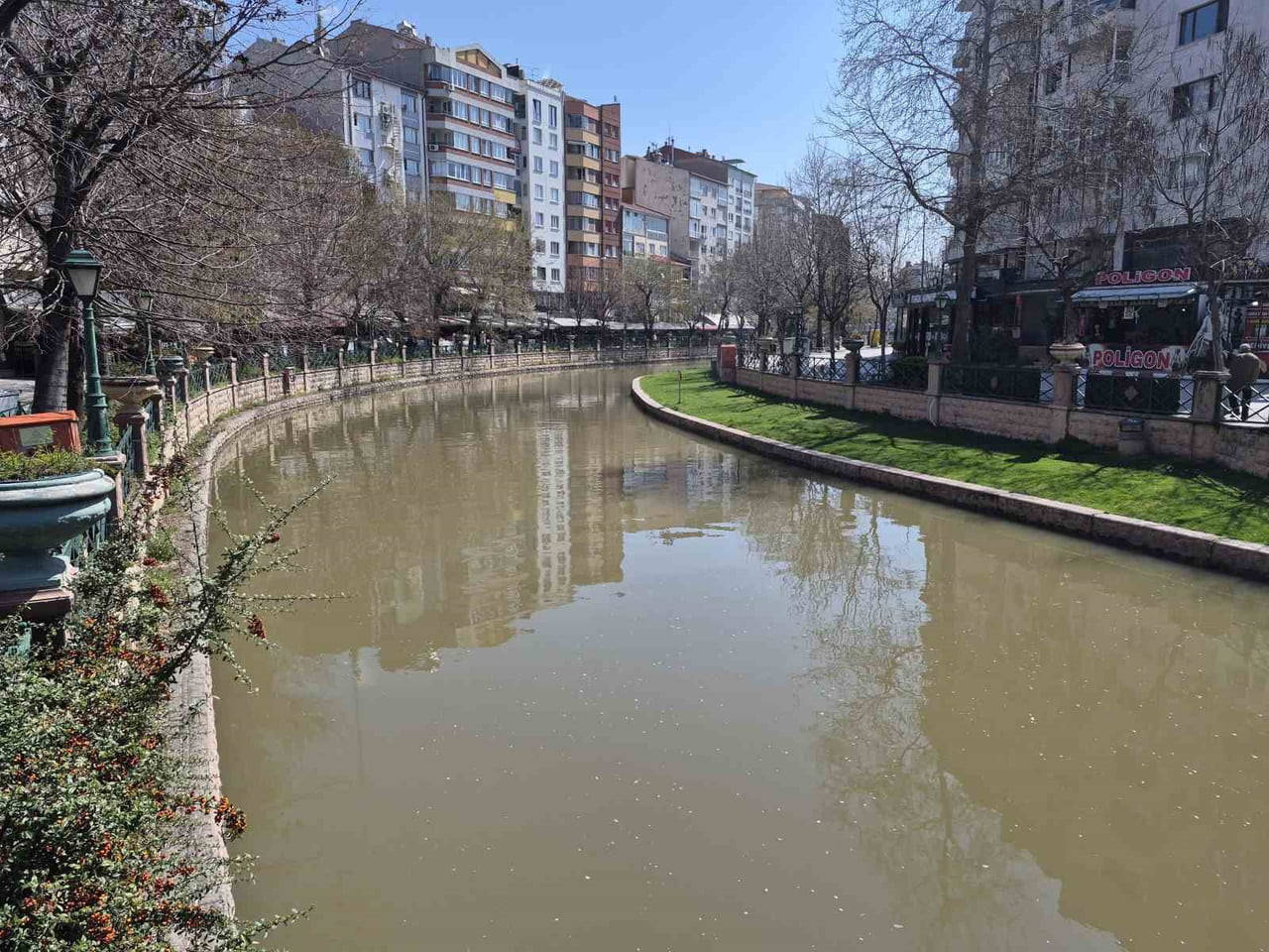 ESKİŞEHİR’DE YAĞIŞ SONRASI KAHVERENGİ TONUNA BÜRÜNEN PORSUK ÇAYI İLGİNÇ GÖRÜNTÜ...