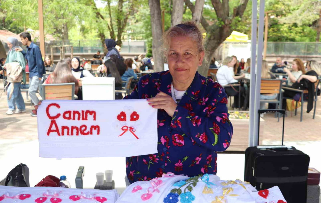 ESKİŞEHİR’DE YAŞAYAN EL SANATLARI USTASI OLAN CEMİLE USTA, ÇOCUKLARINA ÇEYİZ YAPARAK BAŞLADIĞI...