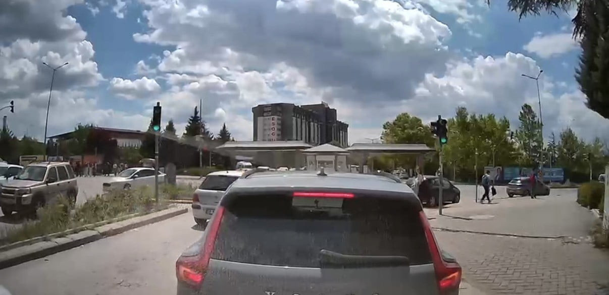 ESKİŞEHİR’DE YEŞİL IŞIĞIN YANMASINA RAĞMEN DÖRTLÜ FLAŞÖR YAKIP BEKLEYEN VE TRAFİĞİ TIKAYAN ARACA...