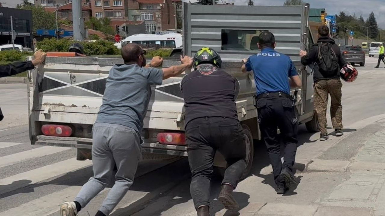 Eskişehir'de Yolda Kalan Kamyonete Yardım Eli