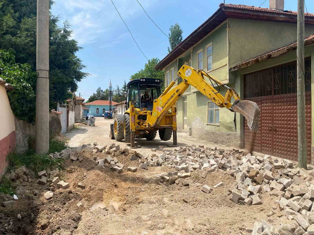 ESKİŞEHİR’İN İNÖNÜ İLÇESİNDE BOZULAN YOLLARIN YENİLENMESİNE YÖNELİK ÇALIŞMALAR...