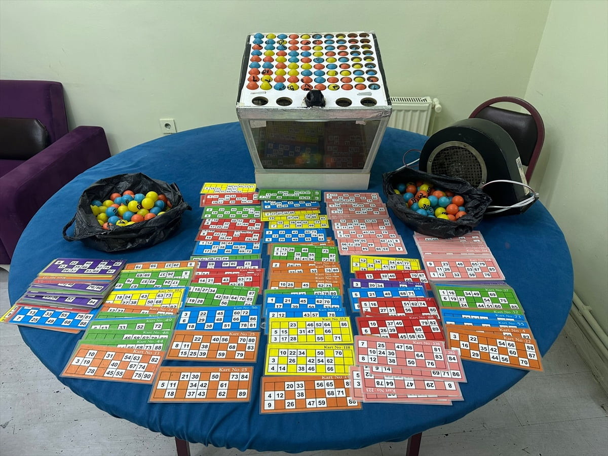 Eskişehir’in Odunpazarı ilçesinde polis ekiplerince düzenlenen operasyonda kumar oynadığı tespit...