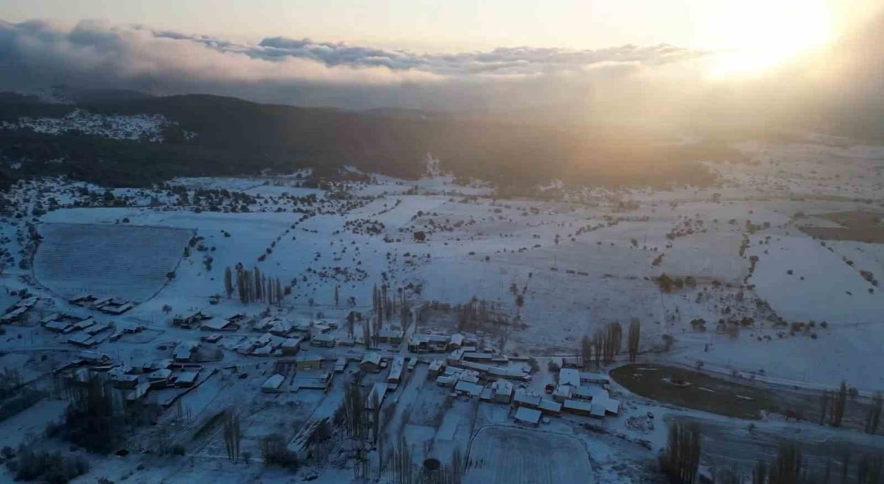ESKİŞEHİR’İN YÜKSEK RAKIMLI İLÇESİ MİHALIÇÇIK’IN BAZI MAHALLELERİNE NİSAN AYININ ORTASINDA YAĞAN...