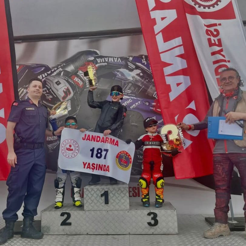 ESKİŞEHİRLİ 5 YAŞINDAKİ ATAKAN BOYRACI, UŞAK'TA DÜZENLENEN TÜRKİYE SÜPERMOTO VE MOTOMİNİ...