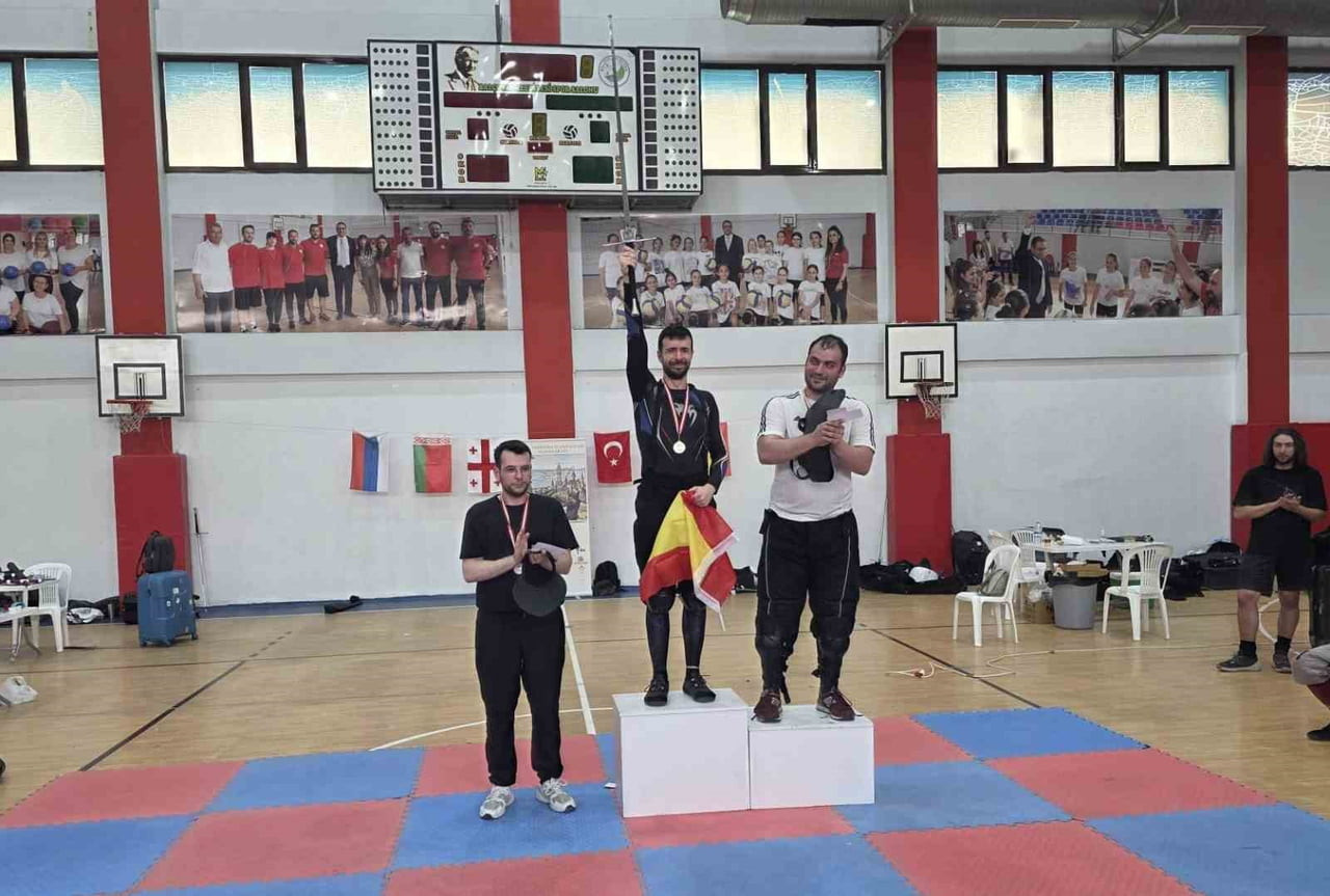 ESKİŞEHİRLİ SPORCU METE IŞIKADALAR, İZMİR'DE GERÇEKLEŞTİRİLEN HEMA (TARİHİ AVRUPA SAVAŞ SANATLARI)...