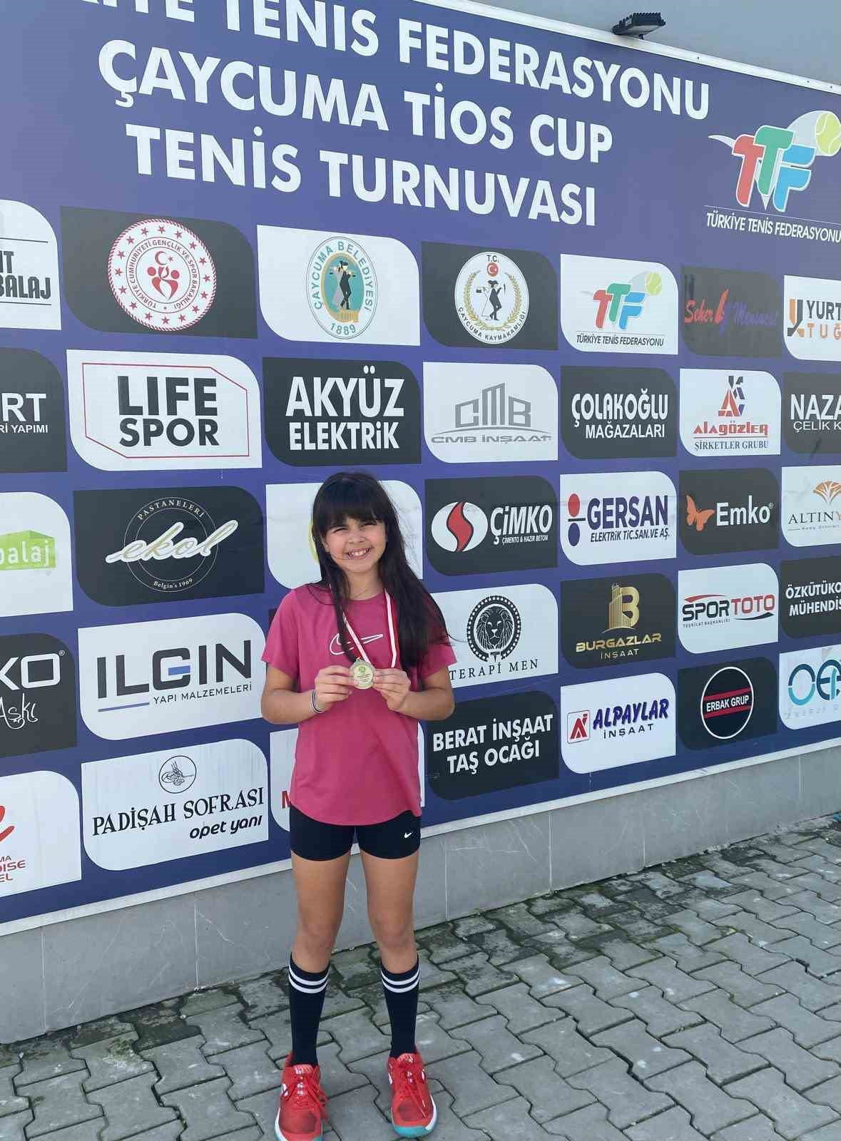 ESKİŞEHİRLİ TENİSÇİ SİMGE DÖNMEZ, ZONGULDAK’TA DÜZENLENEN TURNUVADA ŞAMPİYONLUK KUPASININ SAHİBİ...