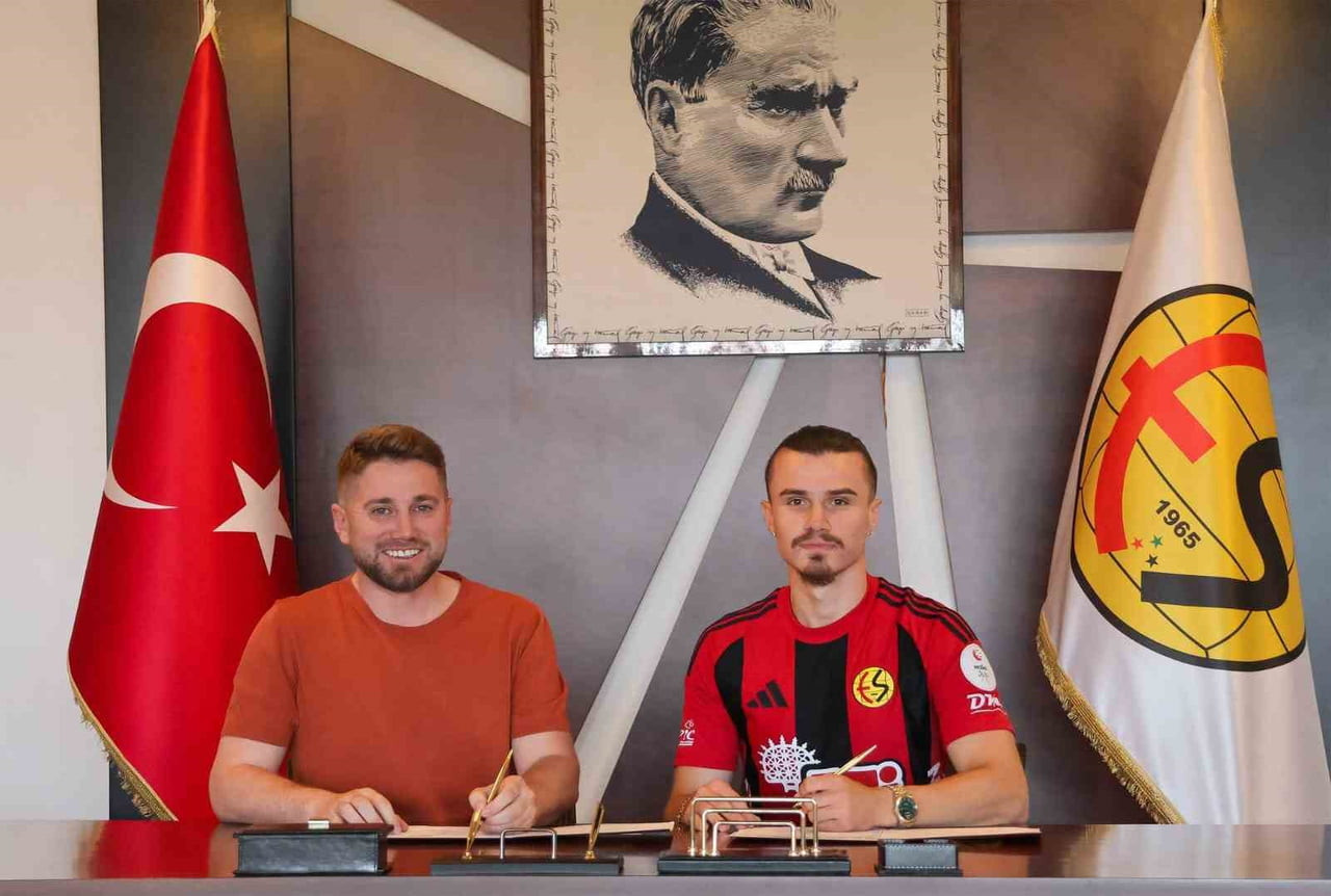 ESKİŞEHİRSPOR, TRANSFER ÇALIŞMALARI KAPSAMINDA SON OLARAK ÇORLUSPOR 1947 FORMASI GİYEN 23...
